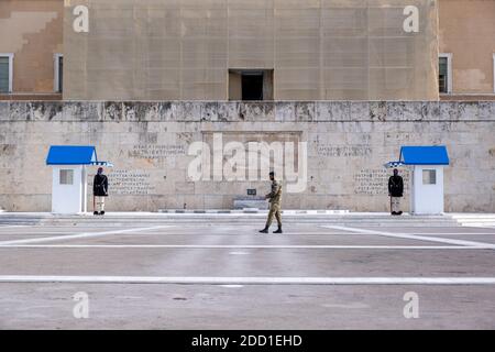 Athènes Grèce, 19 novembre 2020. Gardes présidentiels, tsoliades portant des masques protecteurs COVID 19 sur le tombeau Soldier inconnu, en face de la Parlie grecque Banque D'Images