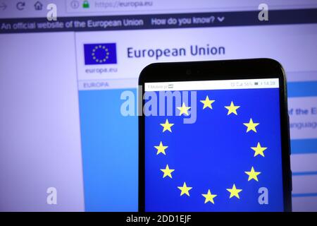 KONSKIE, POLOGNE - 07 décembre 2019 : logo de l'Union européenne affiché sur le téléphone mobile Banque D'Images