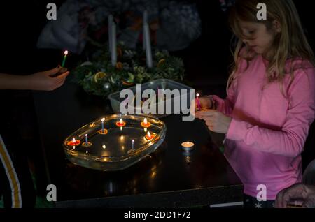 la tradition de noël des coquilles de noix flottant sur la surface de l'eau, la tradition de l'Europe de l'est avec le fond de bokeh Banque D'Images