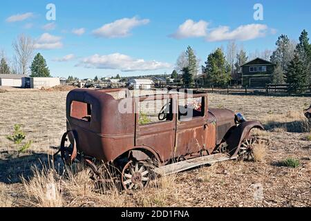 Un ancien et ancien tracteur Farmall installé abandonné dans un champ de ferme près de Tumalo, Oregon. Banque D'Images