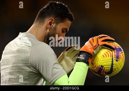 23 novembre 2020 ; Molineux Stadium, Wolverhampton, West Midlands, Angleterre ; Premier League football anglais, Wolverhampton Wanderers versus Southampton ; Rui Patricio of Wolverhampton Wanderers pendant l'échauffement Banque D'Images