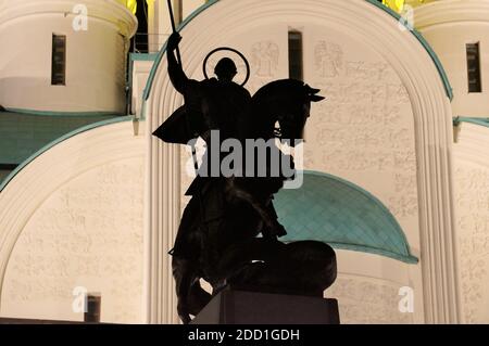 Silhouette de nuit du monument à George le victorieux contre le fond des murs du temple Banque D'Images