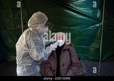 Rome, Rome, Italie. 22 novembre 2020. Un agent de santé prélève un échantillon d'écouvillon nasal pour un test rapide COVID-19 dans une pharmacie à Rome, le 22 novembre 2020. Les pharmacies de la région du Latium ont commencé à effectuer des tests rapides pour le coronavirus afin de soulager la pression sur le système de santé submergé par les demandes. Credit: Vincenzo Livieri/ZUMA Wire/Alamy Live News Banque D'Images