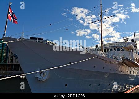 Oslo, Norvège - 29 août 2020 : le yacht royal norvégien Norge amarré sur les quais d'Aker brygge. Banque D'Images