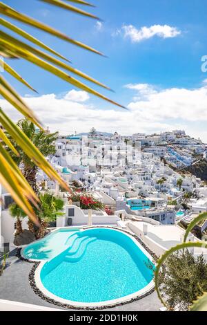 Complexe hôtelier de luxe et piscine à débordement vide Santorini. Vacances d'été voyage destination romantique couple vacances. Vue sur la caldeira de la mer Banque D'Images