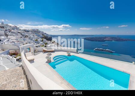 Complexe hôtelier de luxe et piscine à débordement vide Santorini. Vacances d'été voyage destination romantique couple vacances. Vue sur la caldeira de la mer Banque D'Images