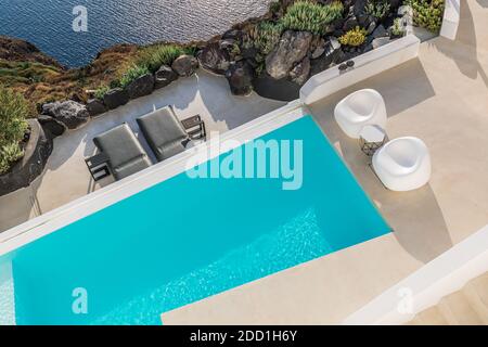 Complexe hôtelier de luxe et piscine à débordement vide Santorini. Vacances d'été voyage destination romantique couple vacances. Vue sur la caldeira de la mer Banque D'Images