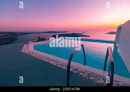 Coucher de soleil au bord de la piscine à Santorini, piscine à débordement avec vue sur l'océan caldera de Santorini. Un voyage d'été incroyable, tranquille Banque D'Images