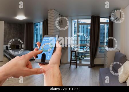 Interface de la technologie Smart Home sur l'écran de l'application pour smartphone avec augmentée Vue AR de réalité des objets connectés à Internet des objets IOT dans l'appartement Banque D'Images