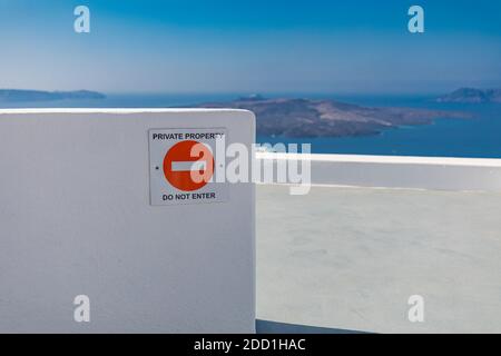 N'entrez pas de signe. Panneau de propriété privée sur mur blanc. Hôtel Resort terrasse privée dans la destination de vacances. Voyage d'été, espace privé Banque D'Images