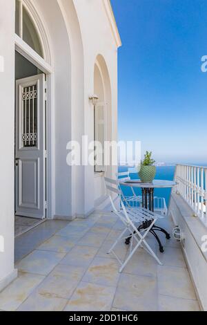 Vue romantique, chaises et table avec vue sur la mer depuis la terrasse de l'hôtel. Paysage de voyage d'été incroyable, vacances de luxe Banque D'Images