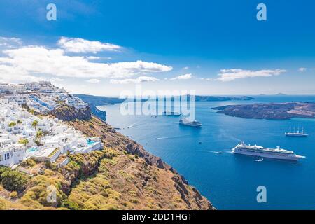 Vue incroyable sur l'île de Santorini. Été pittoresque sur la célèbre vue station Fira, Grèce, Europe. Magnifique baie de mer, le ciel et les bateaux de croisière voyage tourisme Banque D'Images