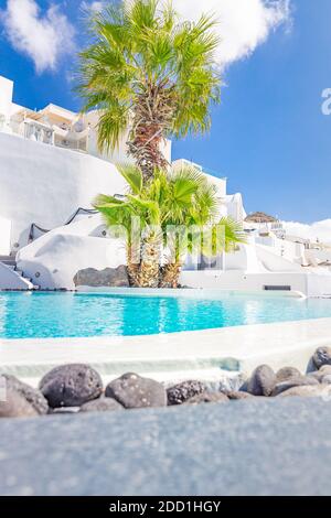 Complexe hôtelier de luxe et piscine à débordement vide Santorini. Vacances d'été voyage destination romantique couple vacances. Vue sur la caldeira de la mer Banque D'Images