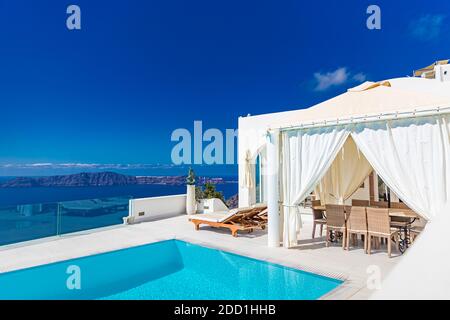 Complexe hôtelier de luxe et piscine à débordement vide Santorini. Vacances d'été voyage destination romantique couple vacances. Vue sur la caldeira de la mer Banque D'Images