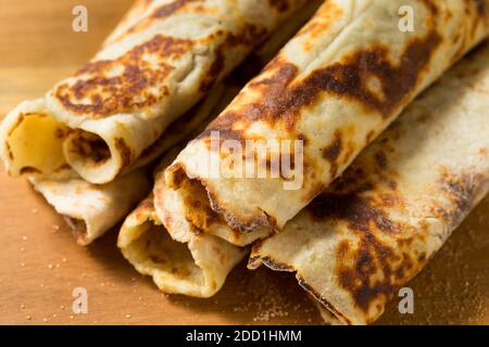 Pain à plat de pommes de terre de Norvège fait maison avec sucre et beurre Banque D'Images