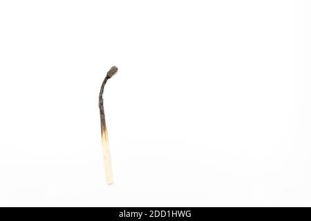 Allumette brûlée isolée sur fond blanc, concept Banque D'Images