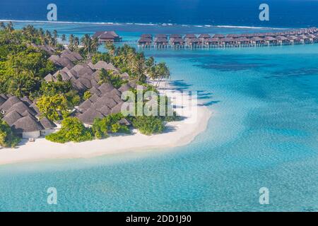 Vue aérienne sur les îles Maldives. Paysage exotique d'été et paysage marin comme fond tropical aérien. Vue incroyable d'en haut, bungalows sur l'eau de luxe, Banque D'Images