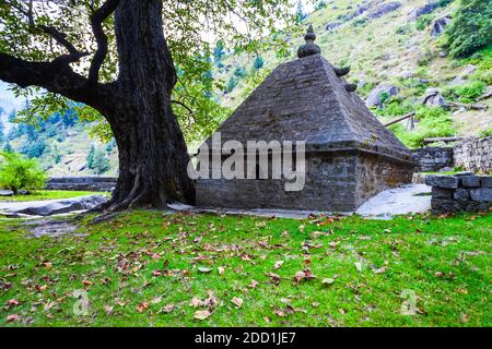 Temple Shiva près de la cascade de Yogini près de Vashisht et du village de Manali Dans l'Himachal Pradesh, dans le nord de l'Inde Banque D'Images