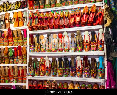 Chaussures indiennes traditionnelles au marché nocturne d'Arpora à Goa État de l'Inde Banque D'Images