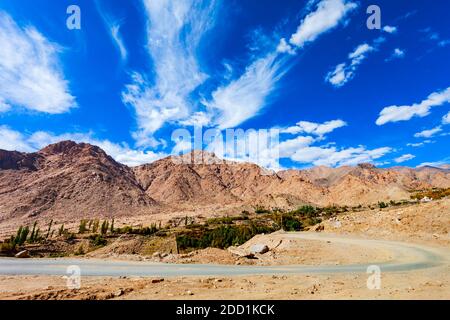 Paysage de montagne pittoresque à Ladakh, Himalaya en Inde Banque D'Images