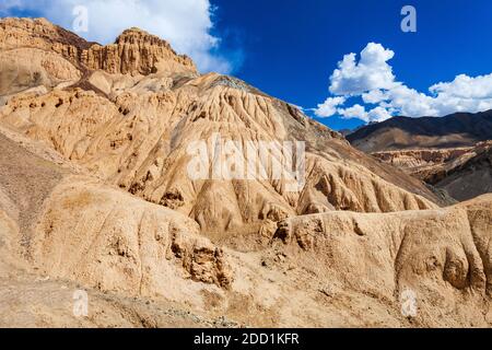 Vallée de la lune ou Moonland près du village de Lamayuru à Ladakh, dans le nord de l'Inde Banque D'Images