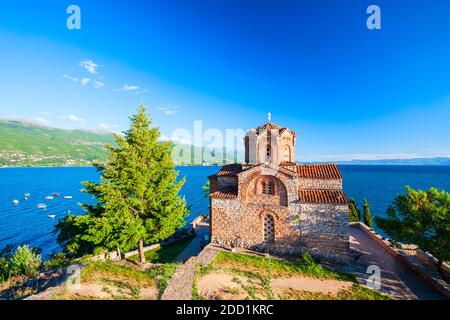 Saint John à Kaneo est une église orthodoxe macédonienne près de la plage de Kaneo du lac Ohrid dans la ville d'Ohrid, en Macédoine du Nord Banque D'Images