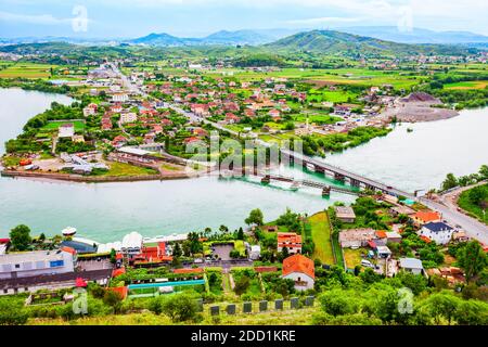 Vue panoramique aérienne de la ville de Shkoder ou Shkodra et du fleuve Buna depuis le château de Rozafa en Albanie Banque D'Images