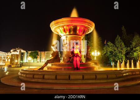 Fontaine des mères de Macédoine au centre de Skopje, dans le nord de la Macédoine. Banque D'Images