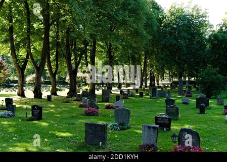 Oslo, Norvège - 29 août : cimetière Nordre avec pierres à tête et grands vieux arbres. Banque D'Images