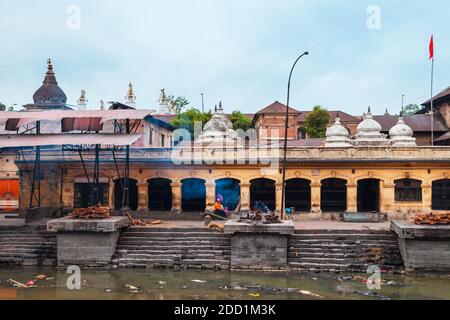 Rituel de crémation hindou aux ghats de la rivière Bagmati près du Complexe du temple de Pashupatinath dans la ville de Katmandou au Népal Banque D'Images