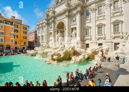 Une grande foule de touristes visitent la célèbre fontaine de Trevi Bernini sur la Piazza di Trevi lors d'une journée d'été à Rome, en Italie Banque D'Images