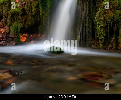 Une petite cascade à l'automne à jena allemagne europe Banque D'Images