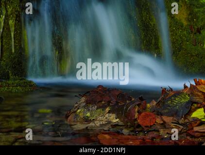 Une petite cascade à l'automne à jena allemagne europe Banque D'Images