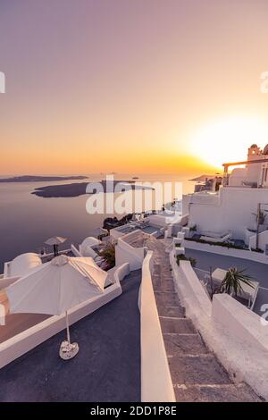 Une vue incroyable en soirée sur l'architecture blanche et la lumière romantique du coucher de soleil, Santorini, romance d'été, destination lune de miel. Concept de voyage, vacances Banque D'Images