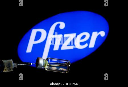 Ukraine. 23 novembre 2020. Dans cette photo, une seringue médicale avec un flacon de liquide vu sur un écran avec le logo de la société Pfizer en arrière-plan. Credit: Igor Golovniov/SOPA Images/ZUMA Wire/Alamy Live News Banque D'Images