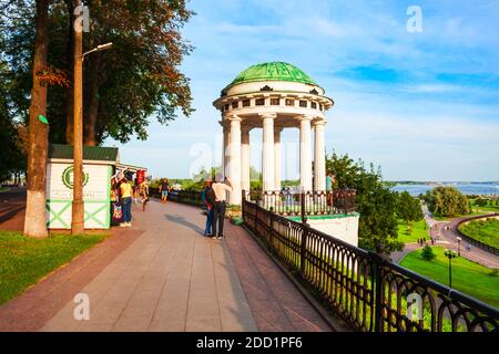 YAROSLAVL, RUSSIE - 05 AOÛT 2020 : le pavillon du quai de la Volga est une rotonde ronde ouverte, un des symboles de la ville de Yaroslavl, Golden RI Banque D'Images