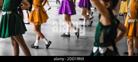 Petites filles dansant dans des robes de fête de Noël colorées de couleurs jaune, pourpre, et vert. Bannière Web avec espace pour le texte Banque D'Images