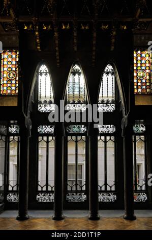 Arches et colonnes à l'intérieur de Palau Güell à Barcelone, Catalogne, Espagne Banque D'Images