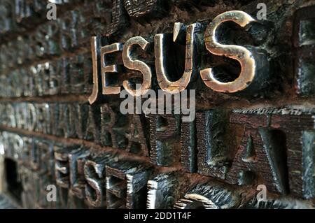 Mot Jésus sur la porte principale de la façade de la passion, Sagrada Família, Barcelone, Catalogne, Espagne Banque D'Images