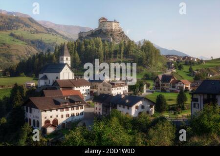 Château de Tarasp, Scuol, Engadin, Grisons, Suisse, Europe Banque D'Images