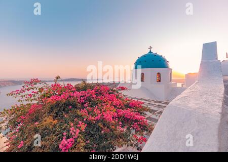 Architecture blanche sur l'île de Santorini, Grèce. La vue vers la mer de Caldera avec détente été voyage humeur de vacances, vibes. Couple amour romantique Banque D'Images