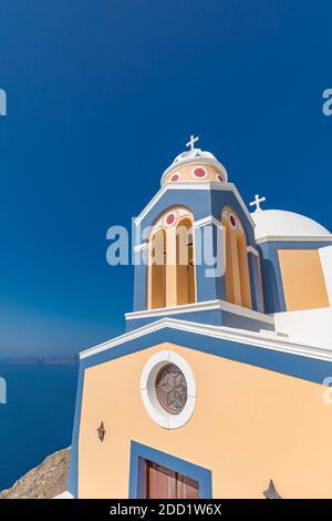 Architecture blanche sur l'île de Santorini, Grèce. La vue vers la mer de Caldera avec détente été voyage humeur de vacances, vibes. Couple amour romantique Banque D'Images