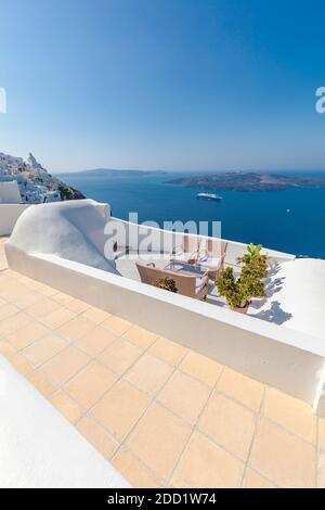 Architecture blanche sur l'île de Santorini, Grèce. La vue vers la mer de Caldera avec détente été voyage humeur de vacances, vibes. Couple amour romantique Banque D'Images