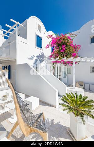 Architecture blanche sur l'île de Santorini, Grèce. La vue vers la mer de Caldera avec détente été voyage humeur de vacances, vibes. Couple amour romantique Banque D'Images