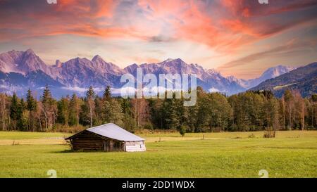 Un petit hangar ou une grange en face des Alpes près de Maishofen, Autriche. Derrière ces montagnes se trouve Berchtesgaden. Banque D'Images
