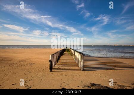 La plage du village hollandais de Breskens lors d'une chaude journée d'été à marée basse. Banque D'Images