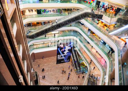 HONG KONG - 19 MARS 2013 : intérieur du centre commercial Times Square. Times Square est un centre commercial et un complexe de tours de bureaux à Causeway Bay, Hong Kong Banque D'Images