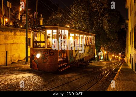 LISBONNE, PORTUGAL - 25 JUIN 2014 : Gloria Funicular ou Ascensor da Gloria à Lisbonne, Portugal. Banque D'Images