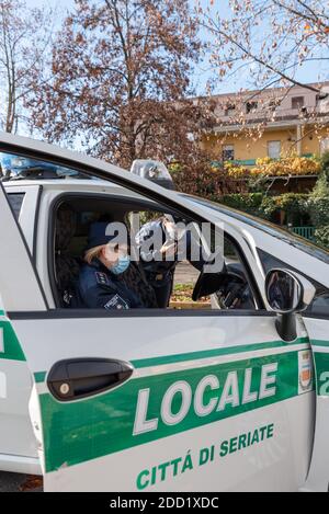 Bergame, Italie 20 novembre 2020. La police urbaine de la commune de Seriate effectue des contrôles anti-covid-19 pendant l'isolement cellulaire en Lombardie, Italie Banque D'Images