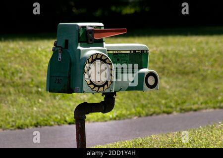 Boîte aux lettres en forme de tracteur aux États-Unis Banque D'Images